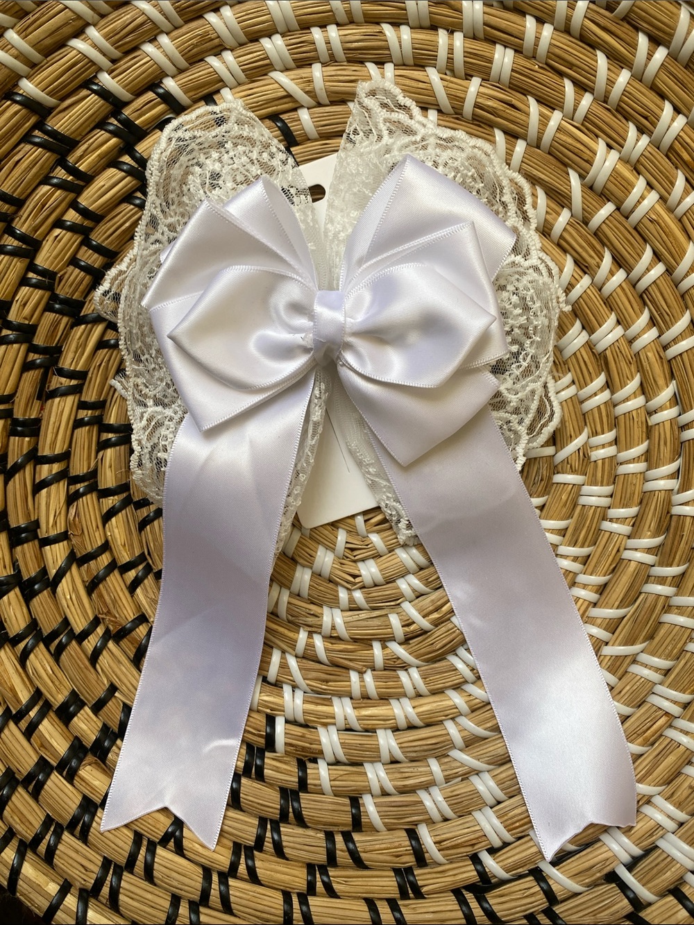 Handcraftedwhite satin and lace hair bow